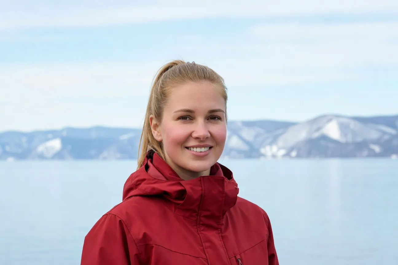 Portrait d'Aleksandra L., guide francophone à Irkoutsk, devant un paysage sibérien