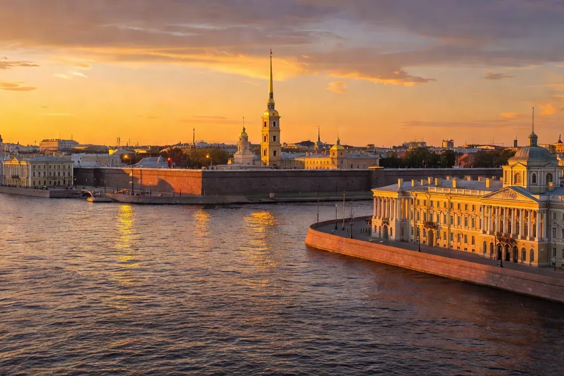 Vue aérienne de la Neva et de la Forteresse Pierre-et-Paul au coucher de soleil doré sur l'eau