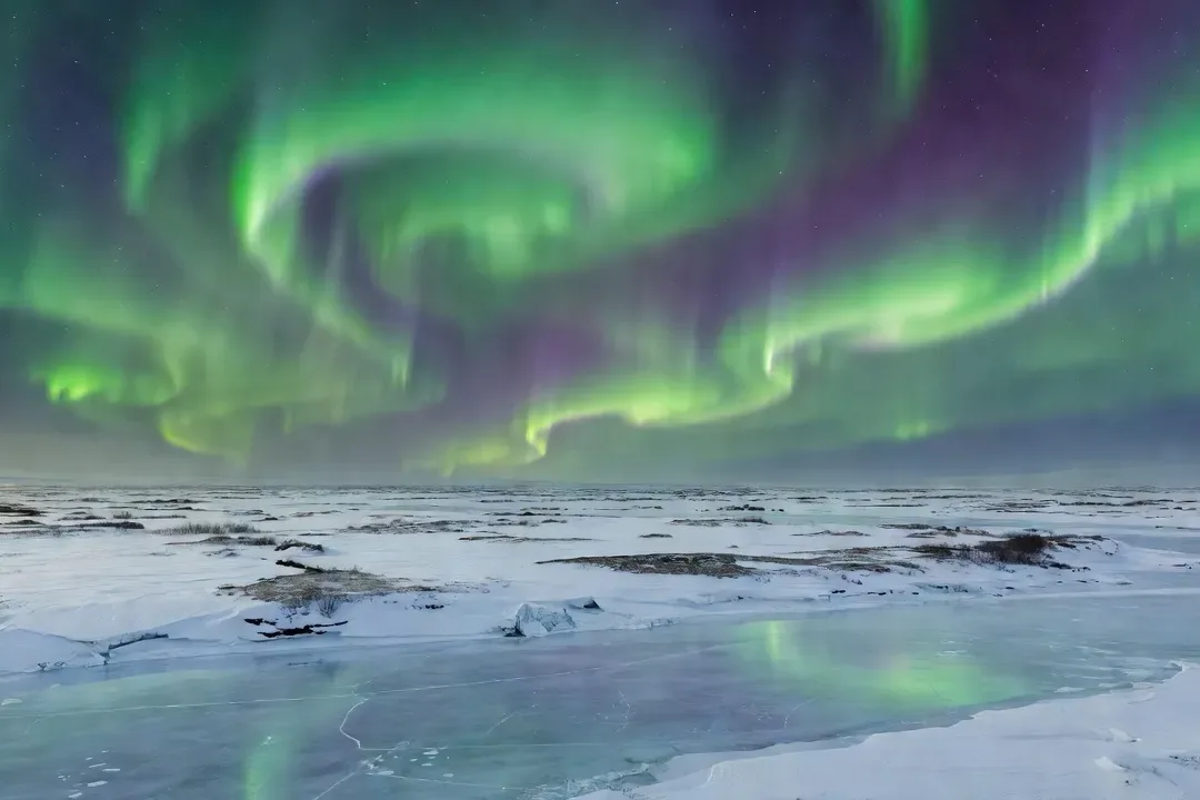 Paysage arctique de Sibérie occidentale, toundra infinie sous aurore boréale verte et violette, rivière gelée en premier plan