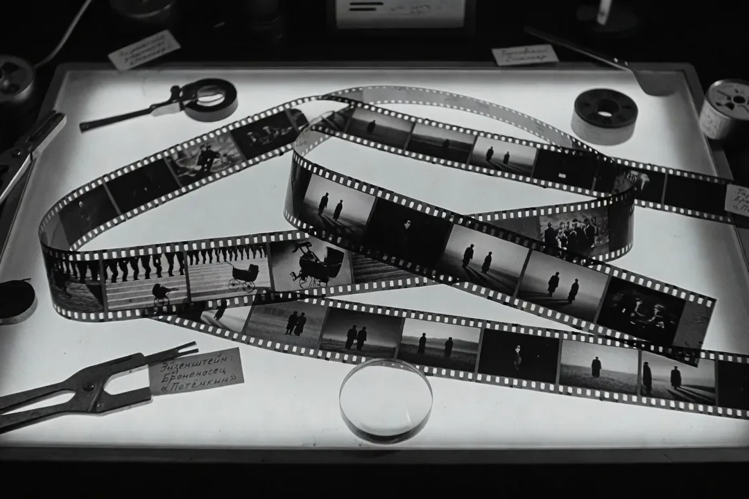 Ancienne pellicule cinématographique avec images de films russes en noir et blanc, table lumineuse de montage, esthétique vintage cinéma soviétique