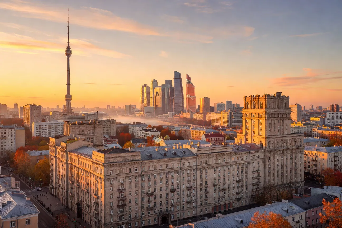 Vue panoramique de Moscou avec Moskva-City, tour Ostankino et immeubles résidentiels