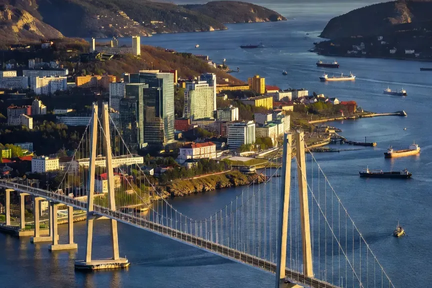 Vue panoramique du port de Vladivostok avec le pont sur la Corne d'Or et la skyline